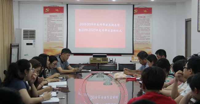 5d49368012b31.jpg 總經理李星衛(wèi)宣講表彰上年度優(yōu)秀師傅的決定(網用).jpg