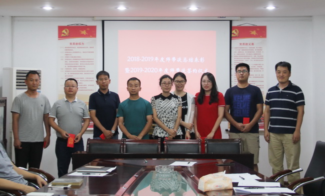 5d4936a29fd7e.jpg 董事長翟一鳴(右)為優(yōu)秀師傅頒獎(網用).jpg