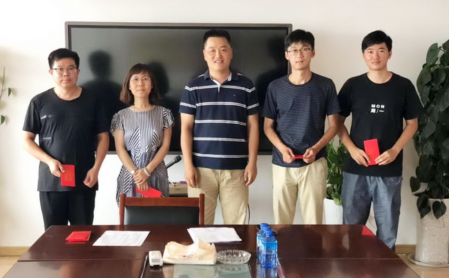 5d4936b9d53fc.jpg 董事長翟一鳴(中)為優(yōu)秀師傅頒獎(網用).jpg